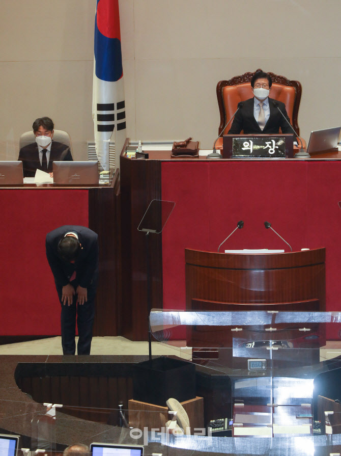 교섭단체 대표연설에 앞서 인사하는 김기현 원내대표                                                                                                                                                 