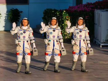 中우주정거장 프로젝트 우주인 3명 탄 ‘선저우 12호’ 발사 성공(종합)