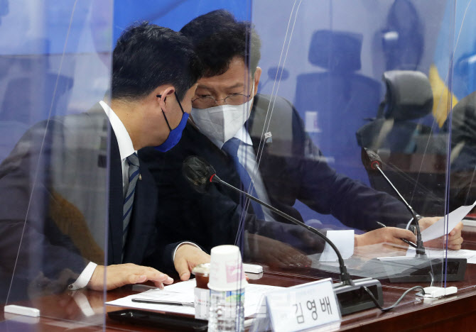 이야기 나누는 송영길-김영배                                                                                                                                                                       