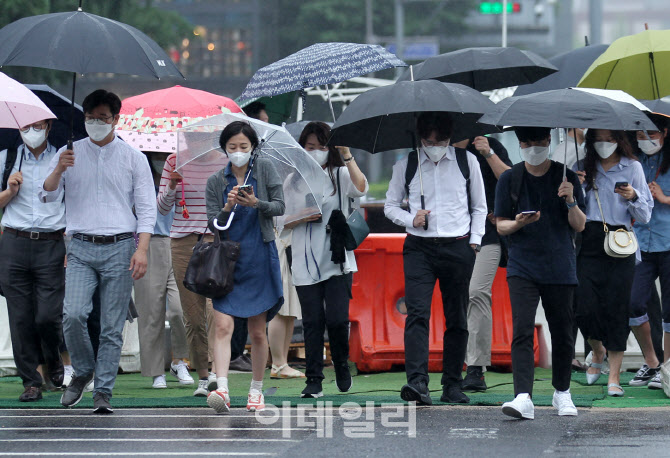  비 내리는 출근길                                                                                                                                                                                 