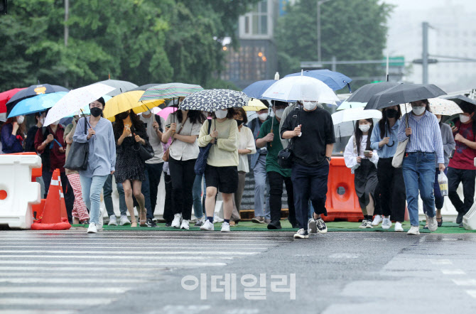  요즘 우산은 필수                                                                                                                                                                                 