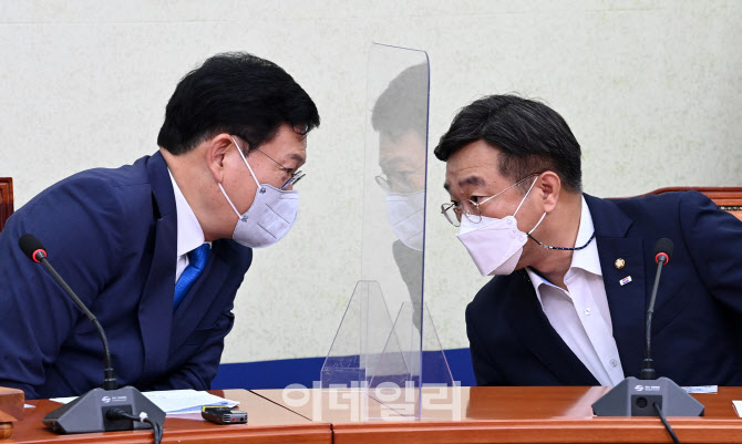 '논의하는 송영길-윤호중'                                                                                                                                                                