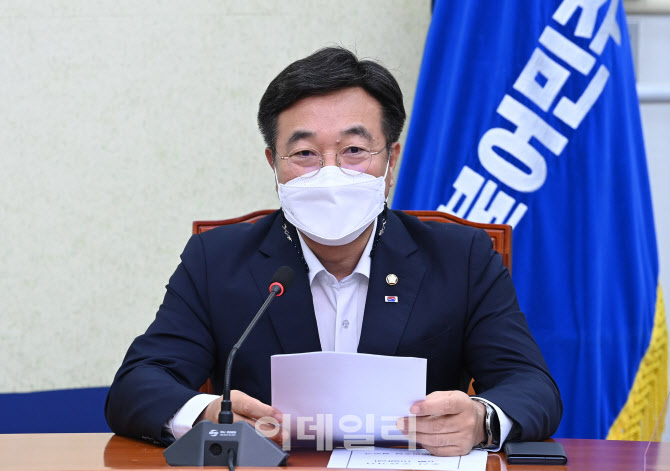 윤호중, '정무위, 예결위 등 野에 돌려주겠다...법사위는 안돼'                                                                                                                             