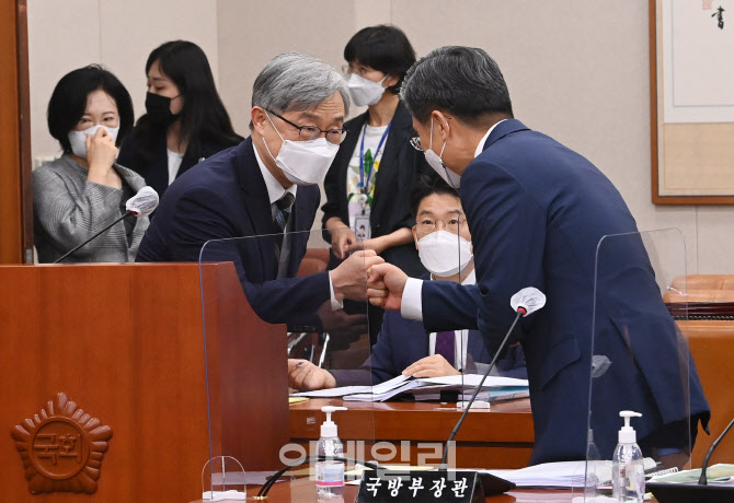 '인사하는 최재형-서욱'                                                                                                                                                                  