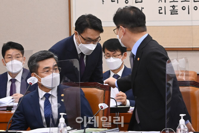 법사위 전체회의, '인사하는 박범계-김진욱'                                                                                                                                               