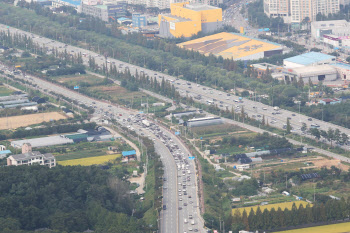 주말 나들이 차량 고속도로 정체…“서울~부산 약 5시간”