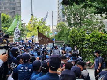 택배노조 코로나 확진 나왔는데…재해노동자 대규모 집회 경찰 충돌