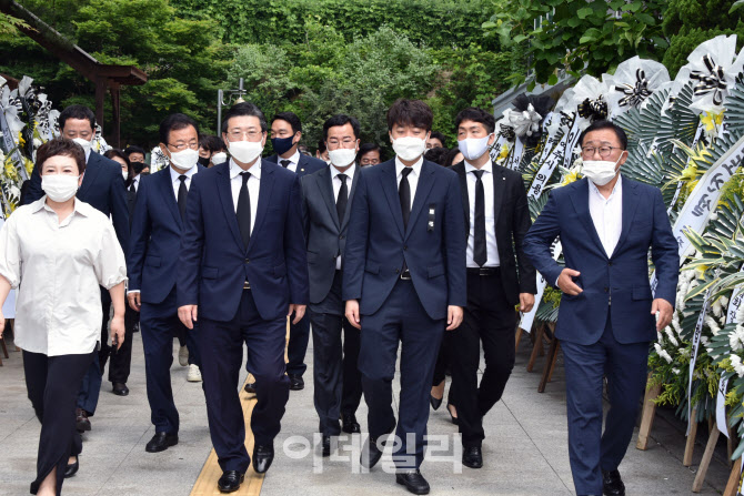 장례식장 나서는 이준석 대표                                                                                                                                                                       