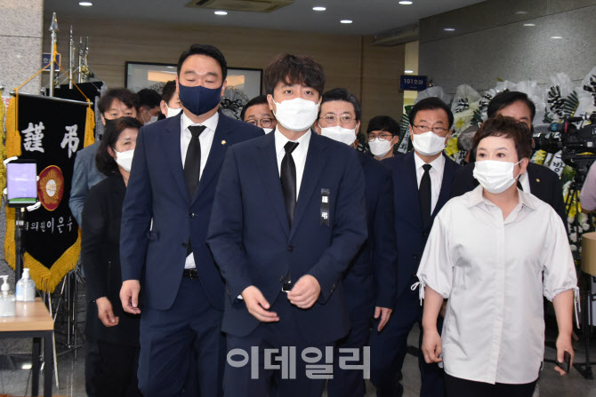 장례식장 나서는 이준석 국민의힘 대표                                                                                                                                                              
