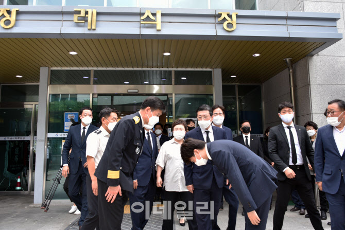 장례식장 앞에서 본부장에게 인사하는 이준석 대표                                                                                                                                                   