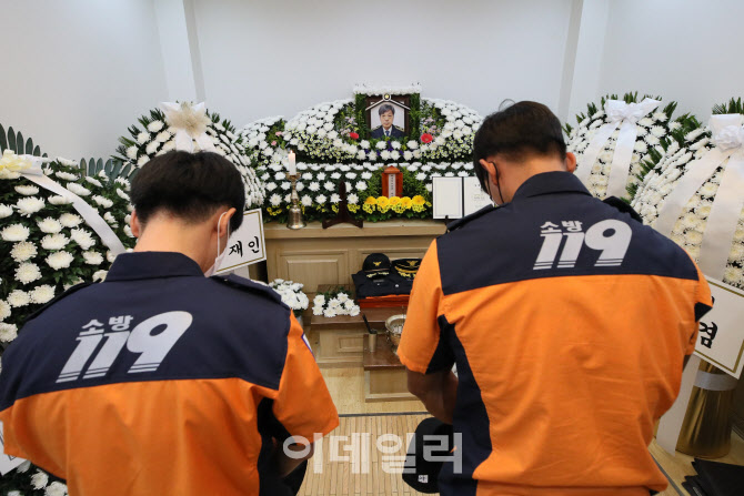 김동식 구조대장 빈소, 소방관들의 조문                                                                                                                                                             