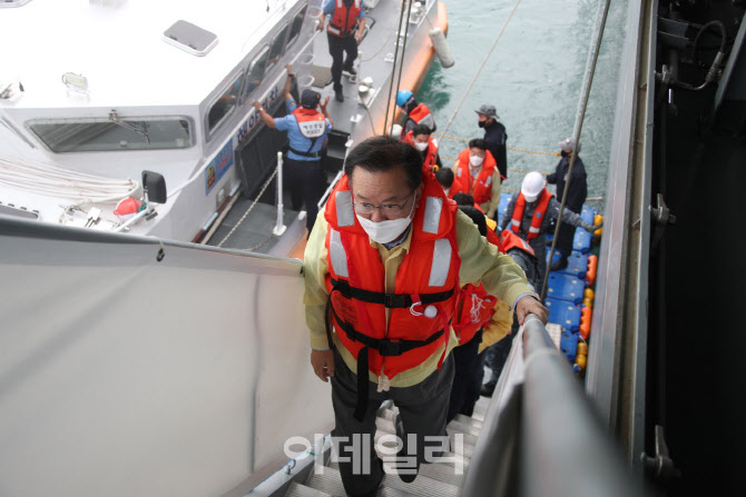 도서지역 코로나 접종 살피기 위해 한산도함 오른 김부겸 국무총리                                                                                                                                    