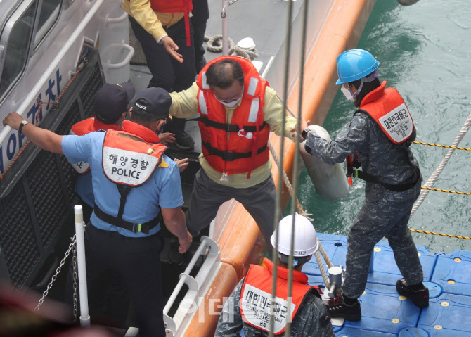 도서지역 코로나 접종 살피기 위해 해군 한산도함 승선하는 김부겸 총리                                                                                                                               