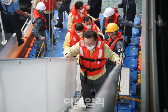 도서지역 코로나19 접종 살피기 위해 해군 한산도함 승선하는 김부겸 총리                                                                                                                             