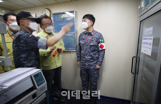 해군 한산도함 백신 보관함 확인하는 김부겸 총리                                                                                                                                                    