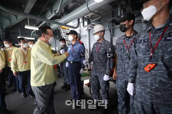한산도함 장병들과 인사 나누는 김부겸 총리                                                                                                                                                         