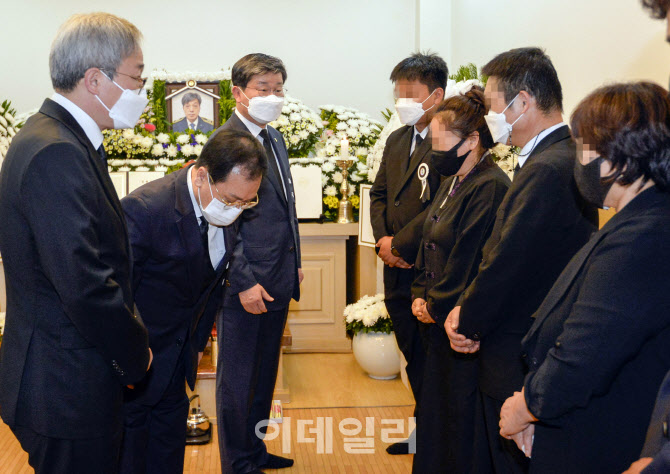 유가족들 위로하는 유영민 실장-전해철 장관                                                                                                                                                         