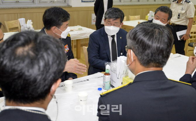 소방 관계자들과 대화하는 유영민 실장-전해철 장관                                                                                                                                                  