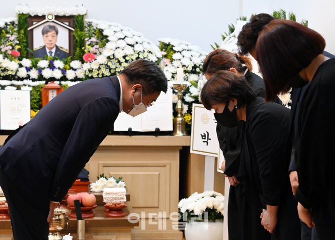 유가족들 위로하는 윤호중 더불어민주당 원내대표                                                                                                                                                    