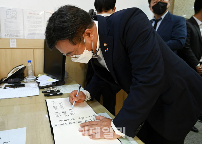 빈소에서 방명록 작성하는 윤호중 원내대표                                                                                                                                                          