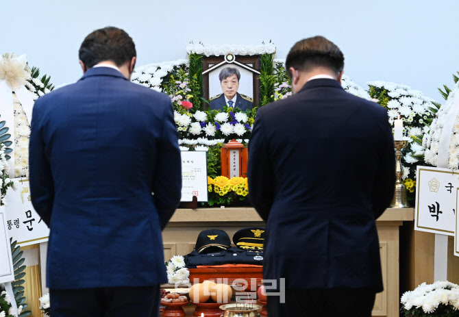 조문하는 윤호중 더불어민주당 원내대표                                                                                                                                                             