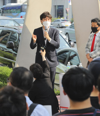 강남에서 청년들과 배틀토론 벌이는 이준석 대표