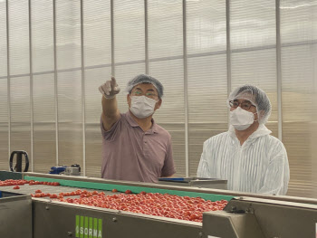 '대권 잠룡' 김동연이 토마토·양계농장을 찾은 이유