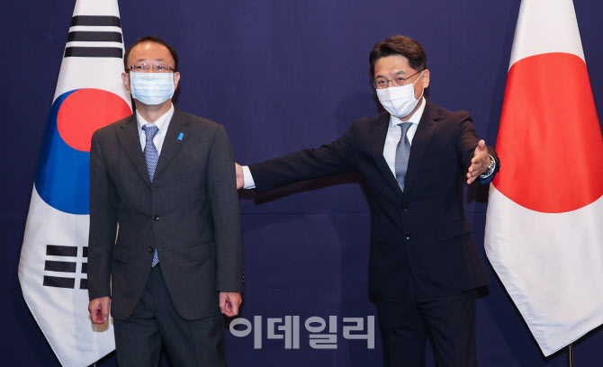 '자리 향하는 한일 북핵 수석대표'                                                                                                                                                        