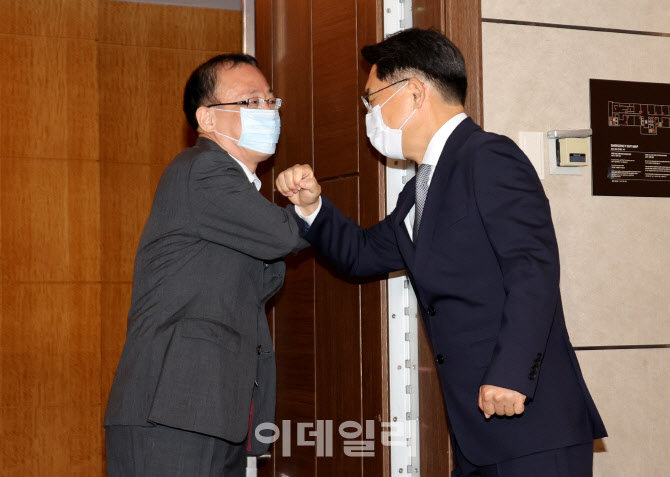 '인사 나누는 한일 북핵 수석대표'                                                                                                                                                        