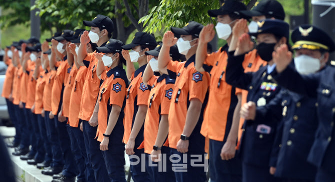 고인을 향한 동료 소방관들의 마지막 경례                                                                                                                                                           
