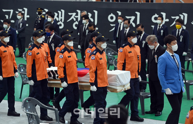  故 김동식 소방령 운구하는 소방관들                                                                                                                                                               