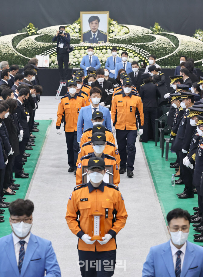 故 김동식 소방령, '편히 쉬세요'                                                                                                                                                         