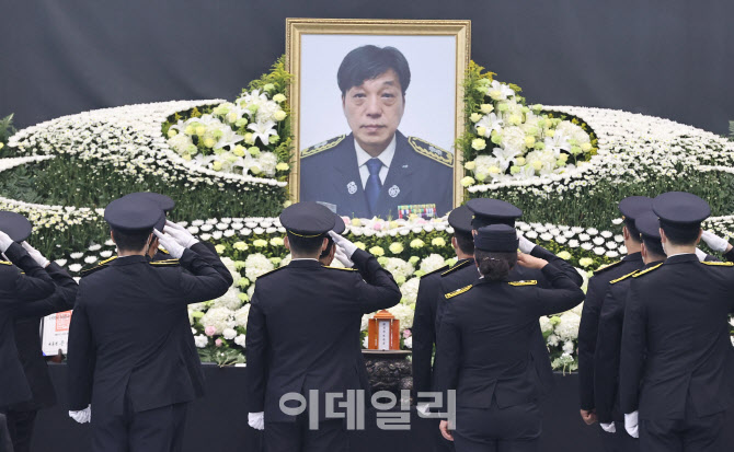 고인에게 마지막 인사하는 소방관들                                                                                                                                                                 