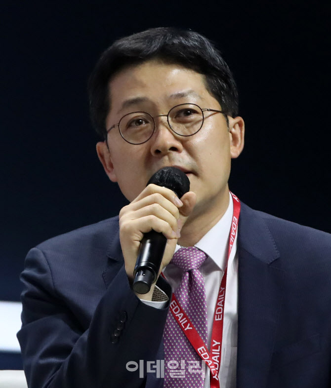 'ESG 돈의 흐름을 바꾸다'란 주제로 토론하는 윤석모 삼성증권 ESG 연구소장                                                                                                                 