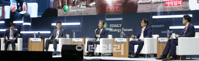 'ESG 돈의 흐름을 바꾸다'란 주제로 토론                                                                                                                                                  