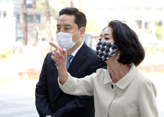 "재명아 나는?" 또 고개든 '김부선 악재'...李측 "검증될 것" - Vimarsana News