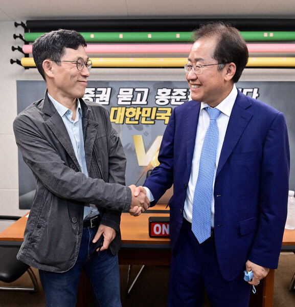 홍준표 "유시민·진중권과 소통하면 비난...정치 참 어렵다" - Vimarsana News