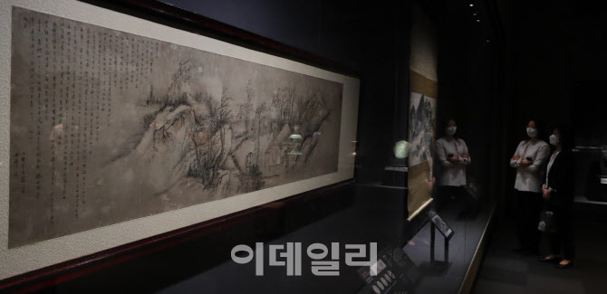 "국민 품" 파고든 '이건희 얼굴' 본다…컬렉션 '정수' 135점 - Vimarsana News