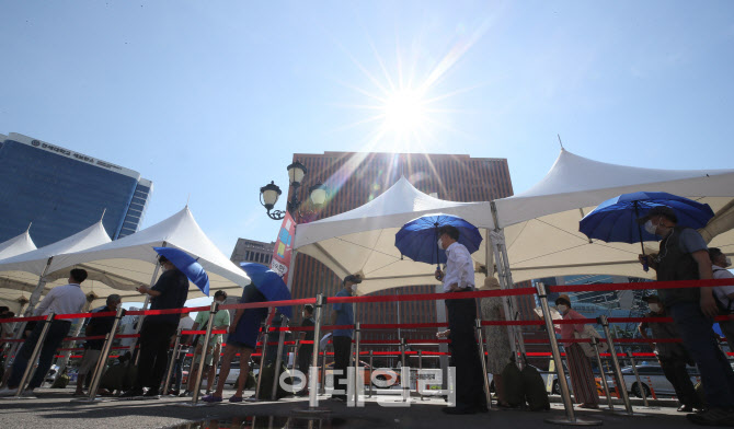 무더위에도 코로나19 검사 기다리는 시민들                                                                                                                                                          