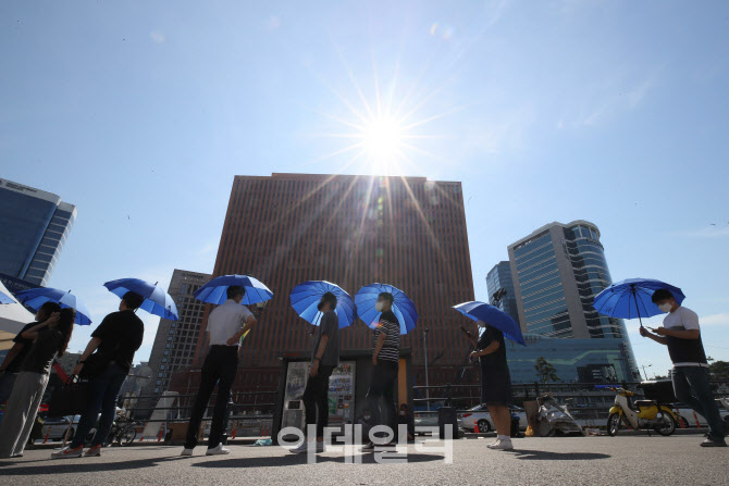 폭염 속 코로나19 검사 기다리는 시민들                                                                                                                                                             