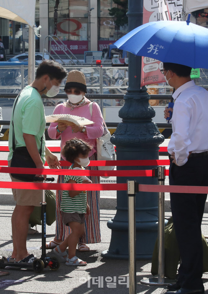 코로나19 검사를 기다리는 아이를 위해 부채질                                                                                                                                                       