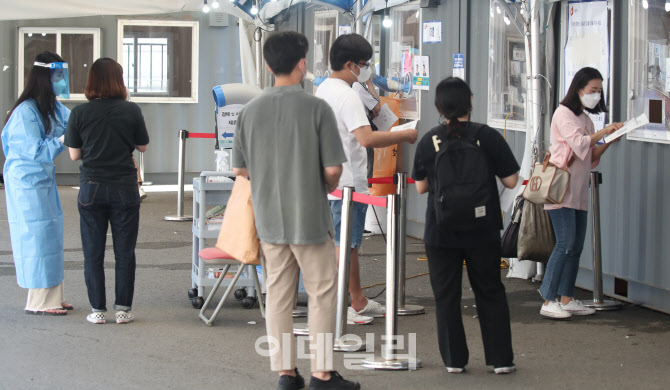 코로나19 확진자 1842명 '역대 최다' 검사 기다리는 시민들                                                                                                                                 