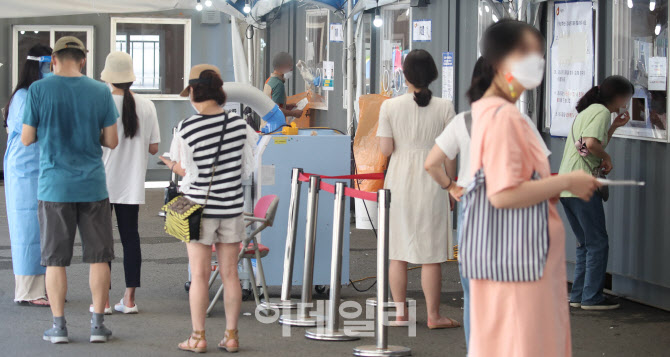 코로나19 확진자 '역대 최다' 검사 기다리는 시민들                                                                                                                                        