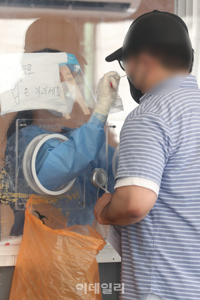 코로나19 검사 받는 시민                                                                                                                                                                           