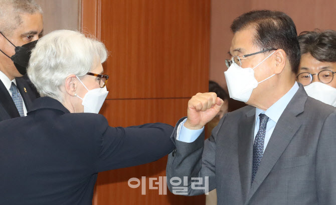 정의용-웬디 셔먼, 주먹인사 말고 팔꿈치 인사                                                                                                                                                       