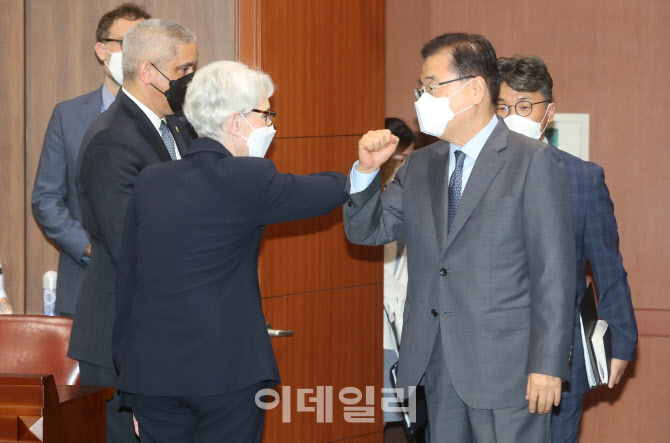 정의용-웬디 셔먼, 팔꿈치 인사                                                                                                                                                                     