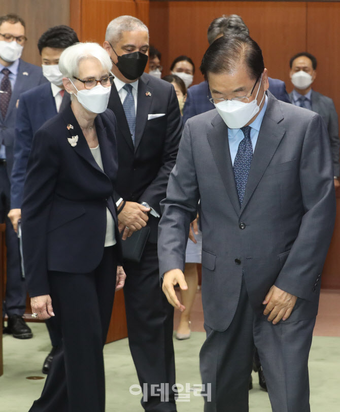 기념촬영 위해 이동하는 정의용-웬디 셔먼                                                                                                                                                           