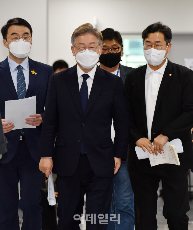 '소통관 들어서는 이재명'                                                                                                                                                                