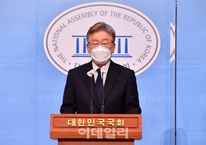 이재명, '기본소득 전국민 월 50만, 재원 형평상 차기 정부서 어렵다'                                                                                                                       