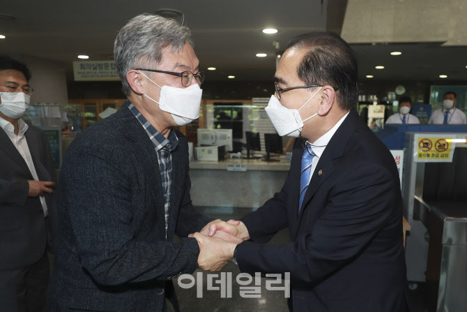 '인사나누는 최재형-태영호'                                                                                                                                                              